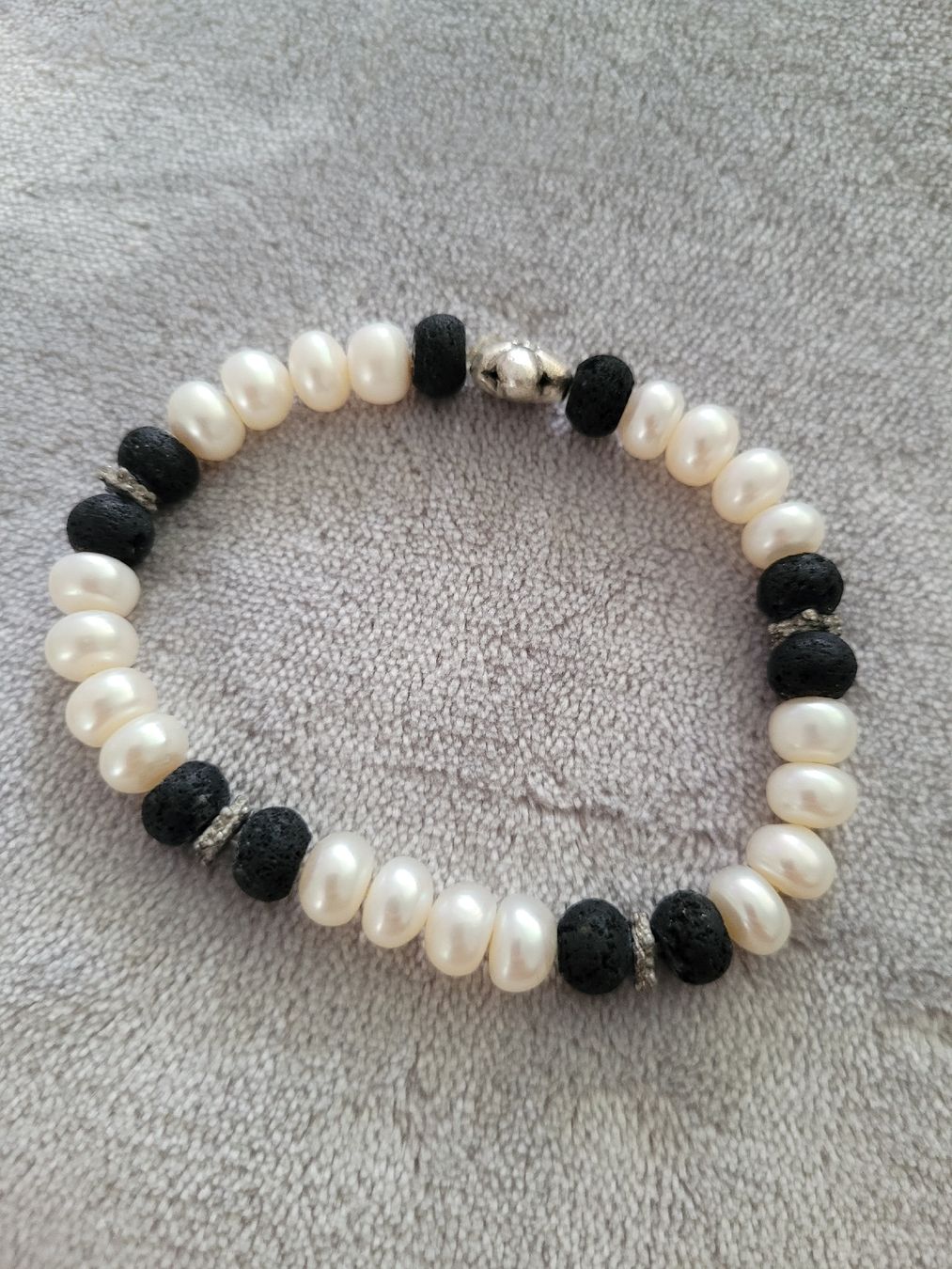 Bracciali & Braccialetti: Perlenarmband Süsswasserperlen & Lavastein – Nuovo (secondo la descrizione) da Bassersdorf venduto da K1966