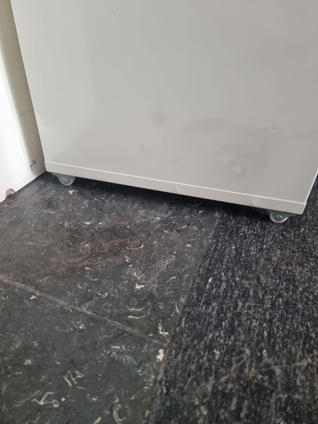 Cassettiere: Weisses Schubladenelement Metall – Usato da Olten venduto da Mezopotamya 4