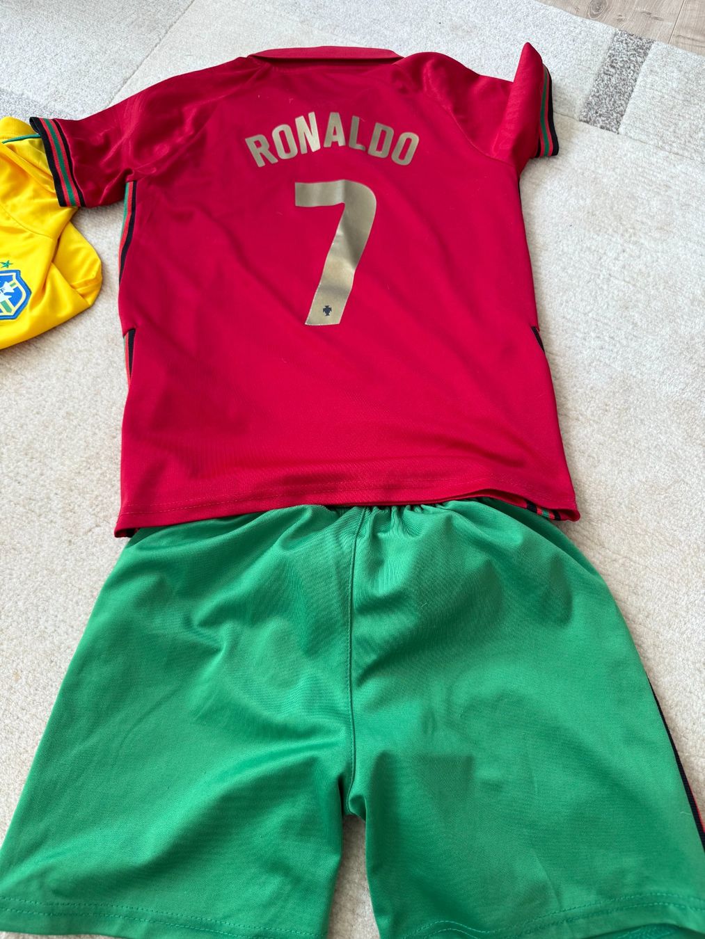 Trainer, Turnhosen & -trikots: ensemble foot 128-136cm Ronaldo – Gebraucht aus Chambésy von mariuselus