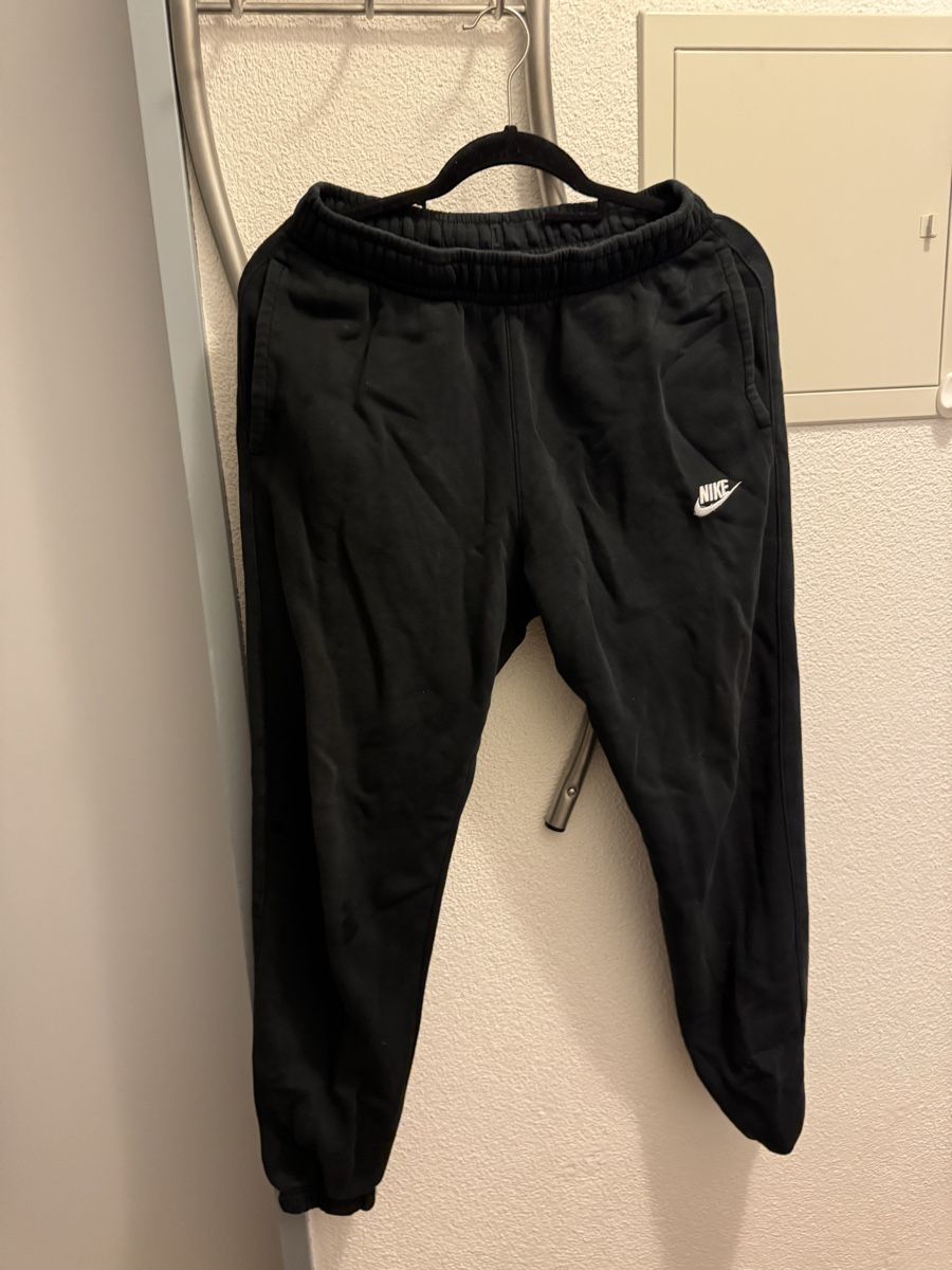 Nike Pantalons: Nike Jogginghose Grösse S  – D'occasion à Ebikon par Samira._.