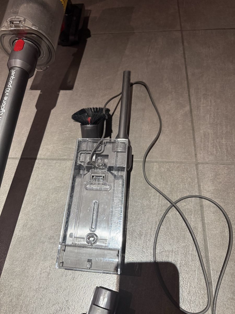 Dyson Aspirateurs & Accessoires: Dyson V10 Cyclone  – D'occasion à Claro par KarinS84 4