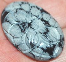 Cabochon L-1382 – Schneeflocken Obsidian mit Blume – 31x21mm
