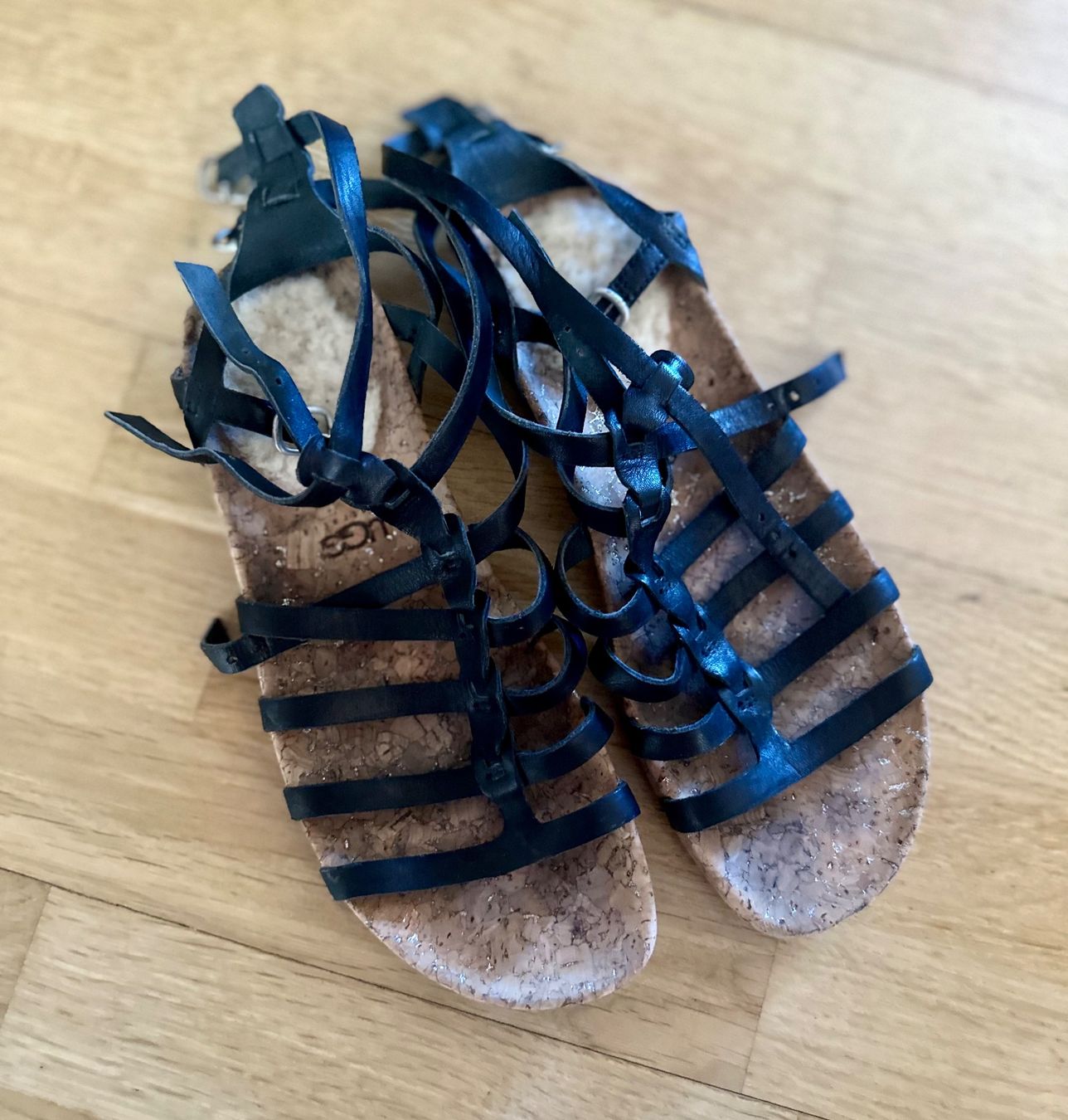 Ugg Chaussures femmes: UGG Sandalen Leder schwarz Grösse 39 – D'occasion à Bern par ACR12
