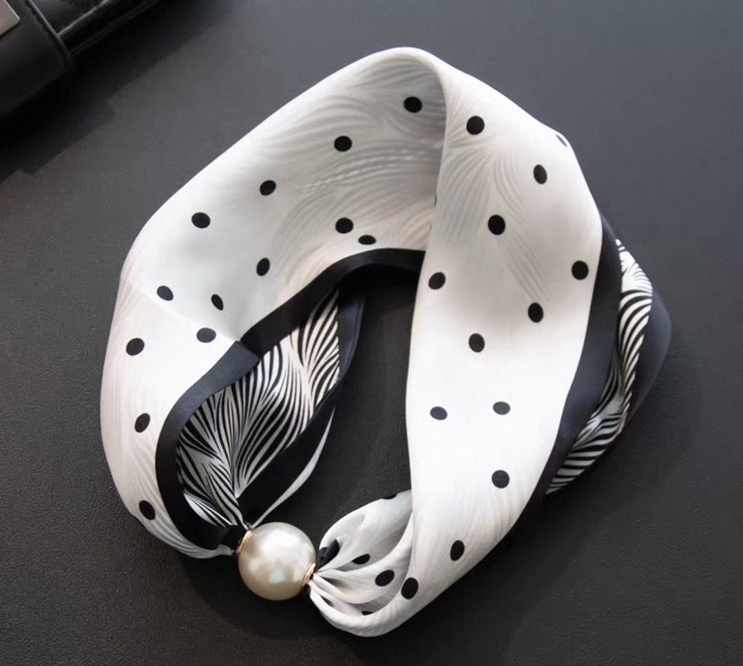 Foulard & Sciarpe: Chic 100%Silk Scarf with magnet Pearl new with gift pack – Nuovo e nell'imballaggio originale da Basel venduto da 550_ckp6 1