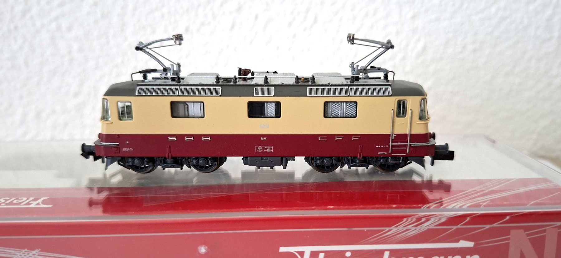 Fleischmann Modellini di ferrovie: Fleischmann Re 4/4 II " TEE " 732400 – Nuovo e nell'imballaggio originale da Biberist venduto da Ntrains 2