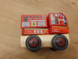 Feuerwehrauto aus Holzklötzen