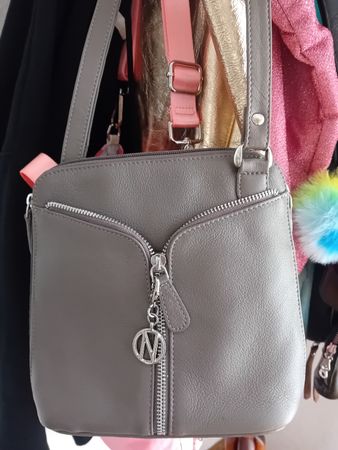 Ich verkaufe eine Handtasche in ausgezeichnetem Zustand. 