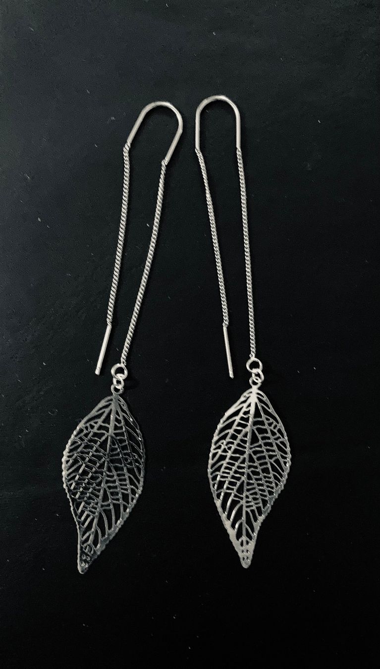 Orecchini pendenti & Orecchini a lobo: Longues boucles argentées avec feuilles en filigrane – Nuovo e nell'imballaggio originale da Genève venduto da ct_fqr8