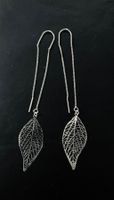 Longues boucles argentées avec feuilles en filigrane