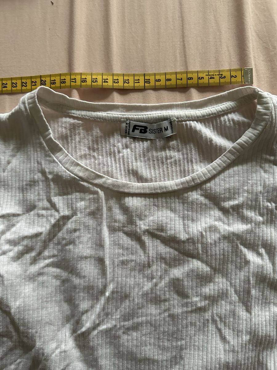 Blusen, T-Shirts & Tops: Weisses crop-top – Gebraucht aus Schnottwil von sml_29t8 3