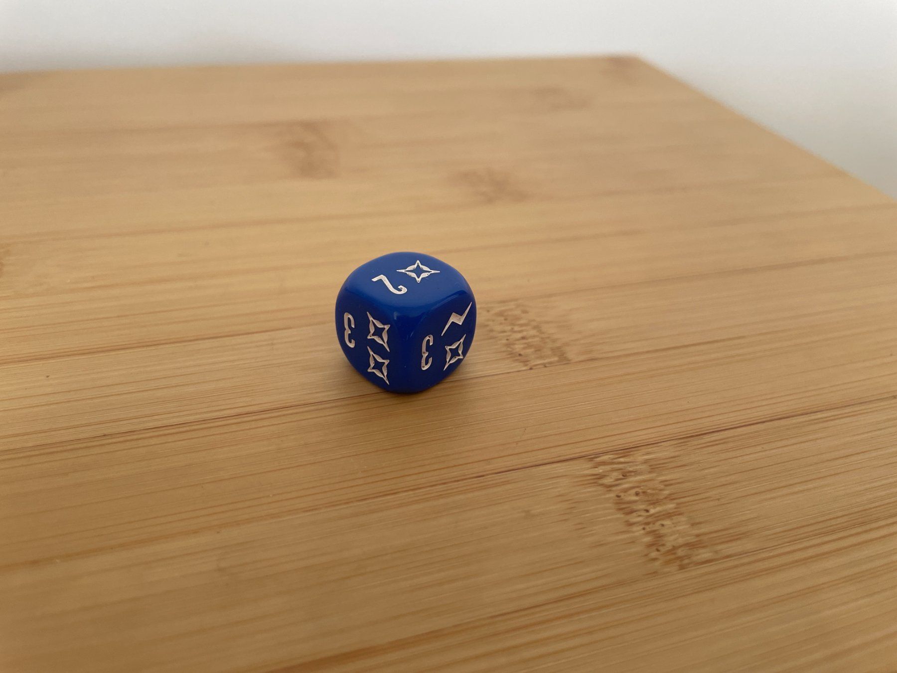 Giochi: Dé 6 faces avec carrés et éclairs – Usato da Petit Lancy venduto da gil_hr6v