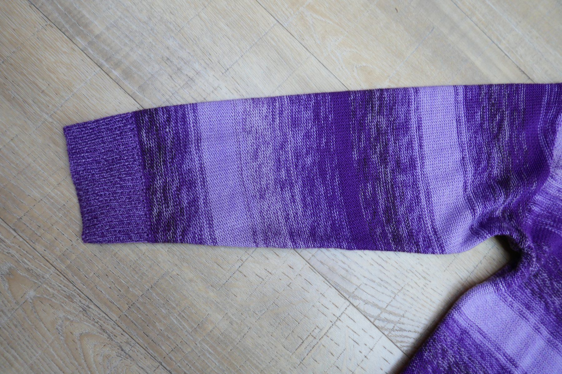 Giacche: Strickjacke violett mit Farbverlauf, Gr. 40 – Usato da Port venduto da uzuku 2