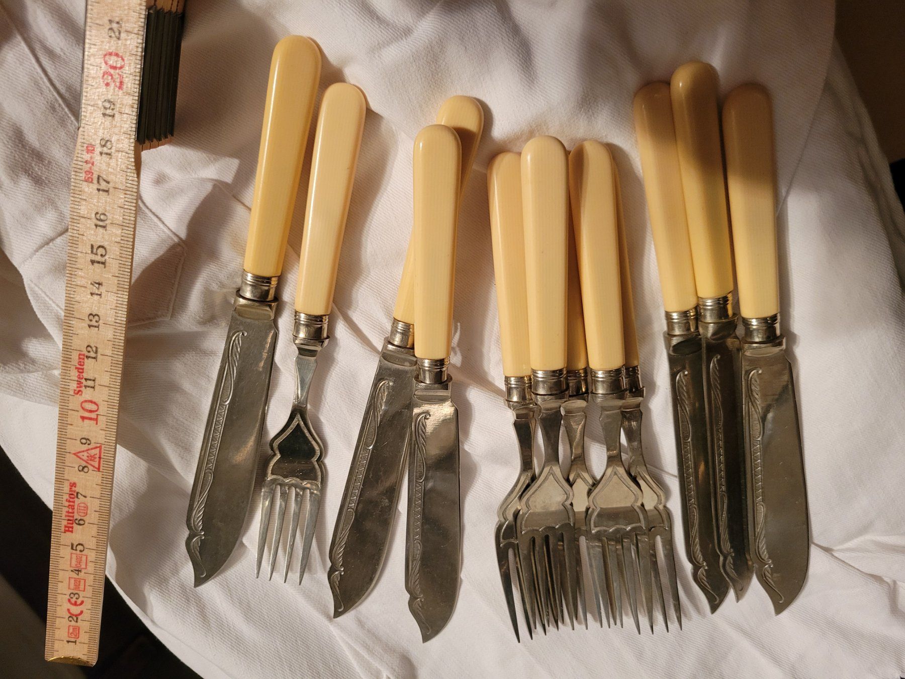 Set di posate: Antikes Fischbesteck mit hellem Griff – Usato da Basel venduto da gbe_8hlw