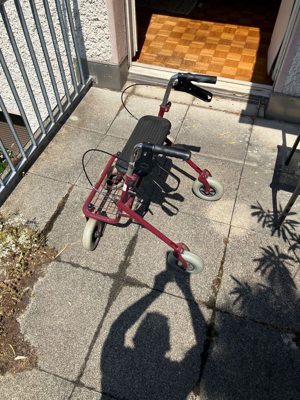 Aides à la marche: Rollator mit Sitz und Tablett – D'occasion à Pfeffingen par Deggaff 1