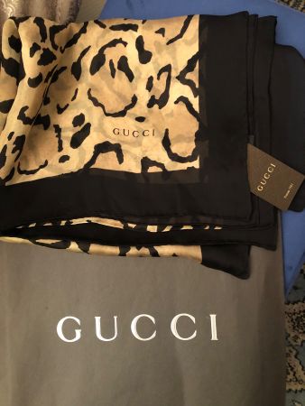 Nuovo Scialle di seta  Gucci