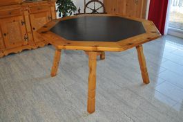 Arvenholztisch mit Intarsien und eingelegter Schieferplatte