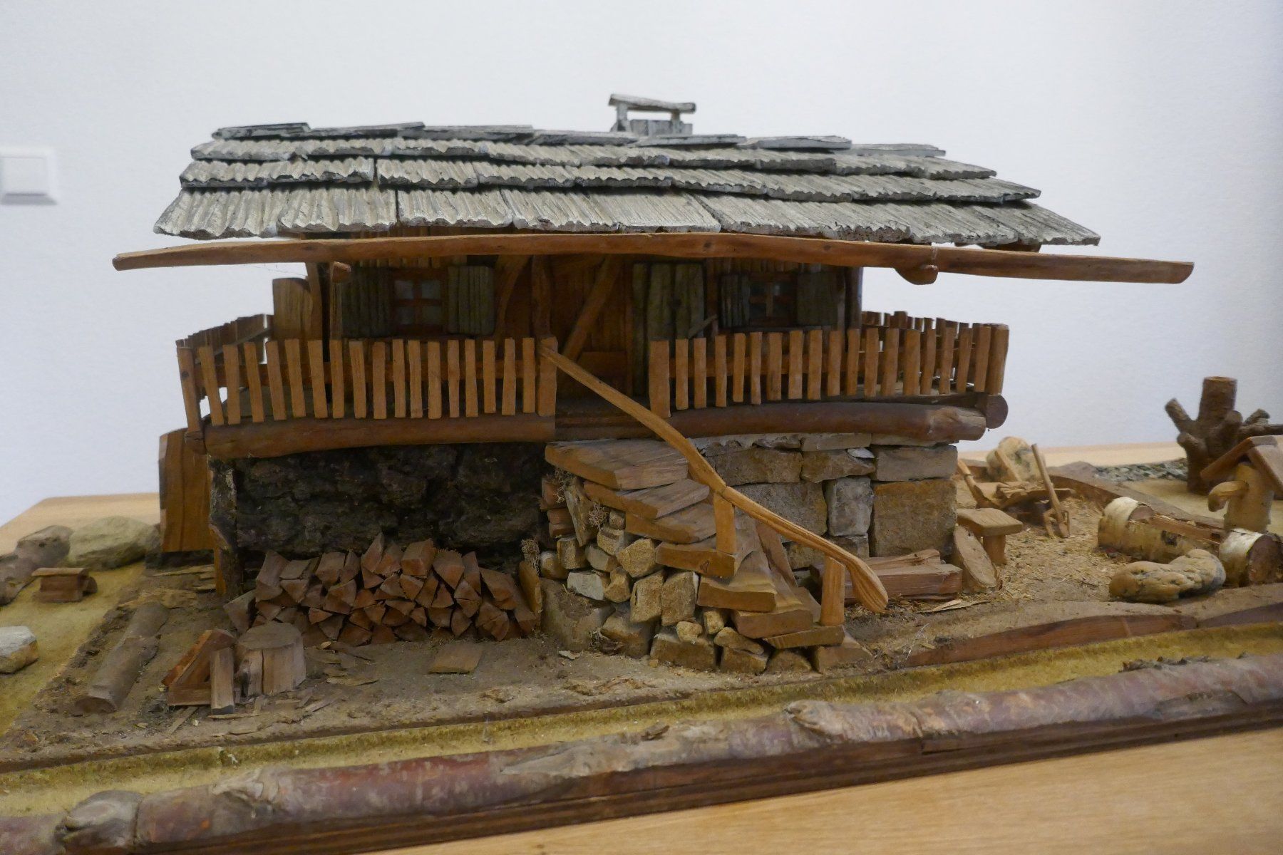 Articoli in legno: Schönes Holzhaus / Holzkrippe – Usato da Büsingen venduto da Scor88