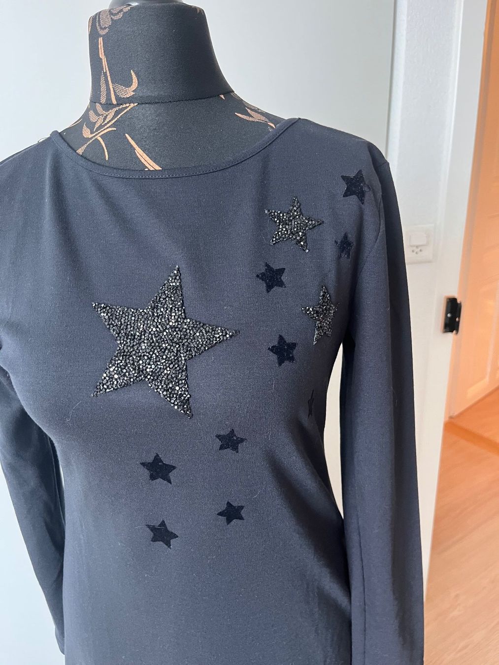 Mango Vestiti: Mango Kleid langarm schwarz mit Sternen Grösse L – Usato da Frenkendorf venduto da klourenco 1