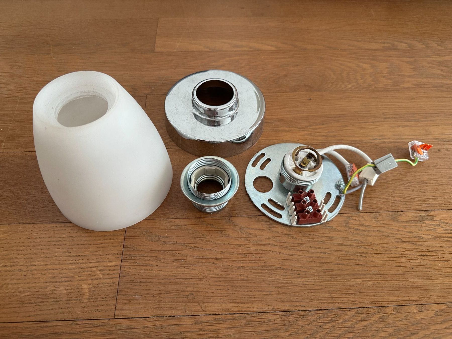 Kronleuchter & Deckenlampen: Deckenleuchte aus Glas mit Chromhalterung – Gebraucht aus Luzern von Johannas-flohmarkt 1