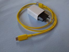 Netzteil und USB-C Kabel gelb neuwertig