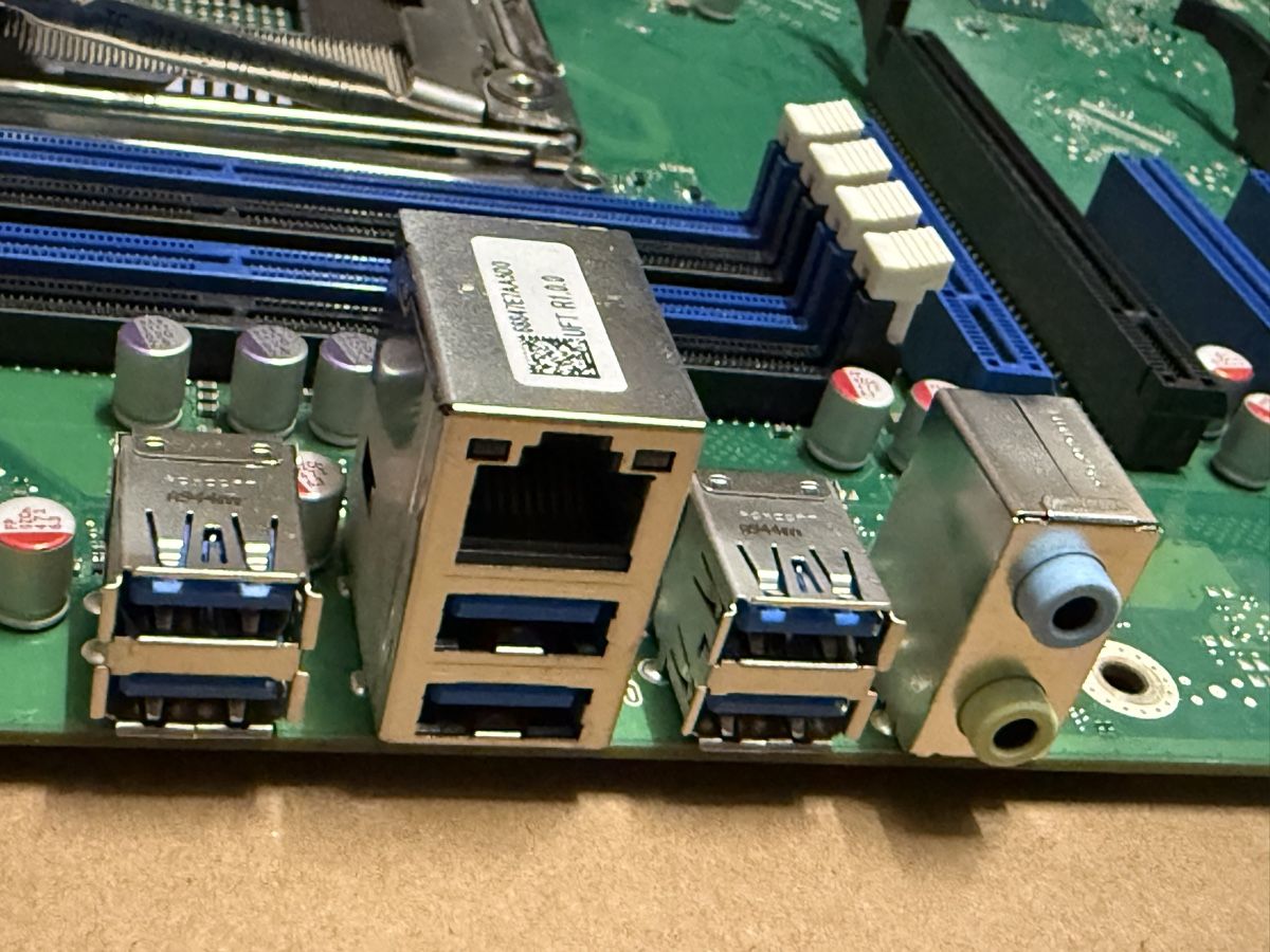 Fujitsu Cartes mère: Fujitsu Mainboard D3488-A3 mit Kuehler und  Frontpanel – D'occasion à Oensingen par aziri123 8