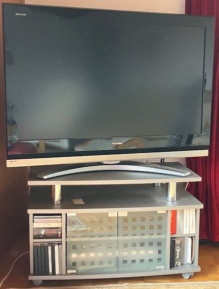 TV Möbel: Fernseher Toshiba REGZA mit Tisch – Gebraucht aus Zürich von JanetT01