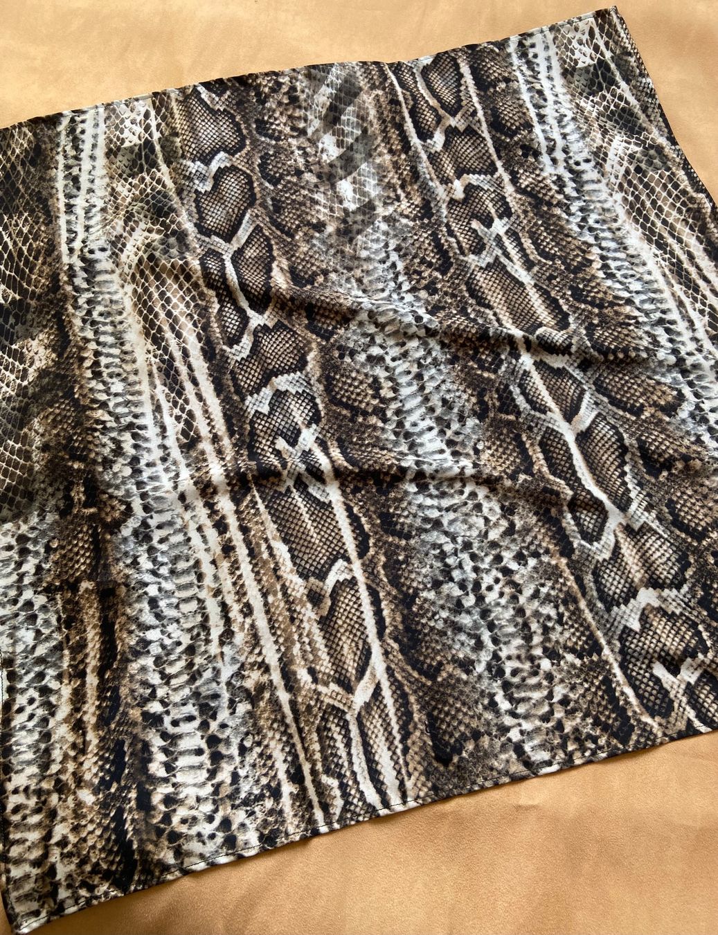 Foulards & écharpes: Carré De Soie/Foulard Imprimé Python 70 – Neuf (Voir description) à Les Breuleux par Ljldm01