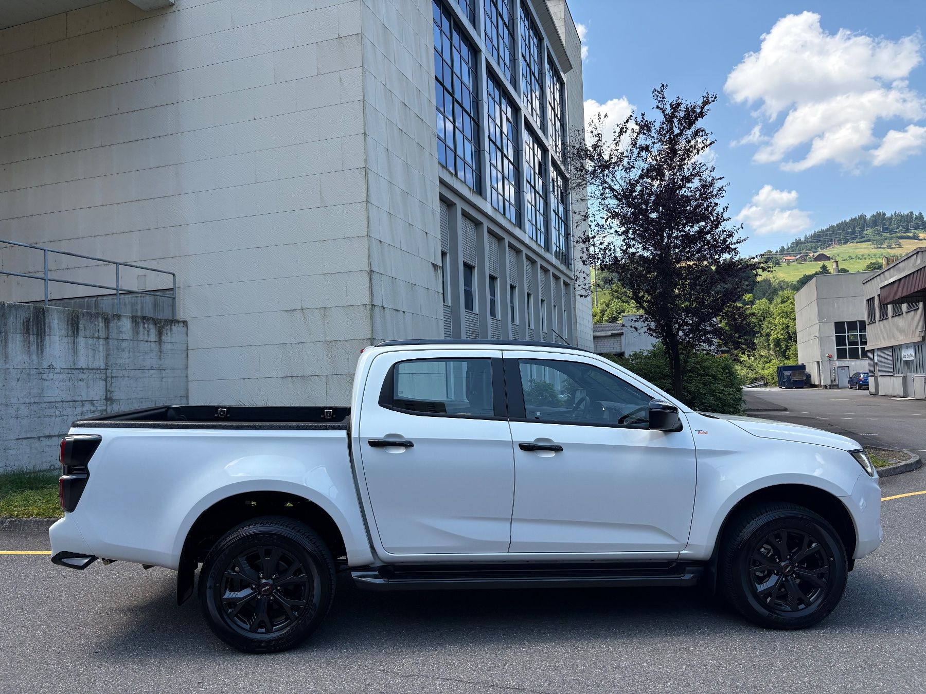 Isuzu Veicoli commerciali: ISUZU D-MAX 1.9 CrewCab N60FF 4x4 AT – Nuovo (secondo la descrizione) da Hasle LU venduto da Mroeoesli0 2