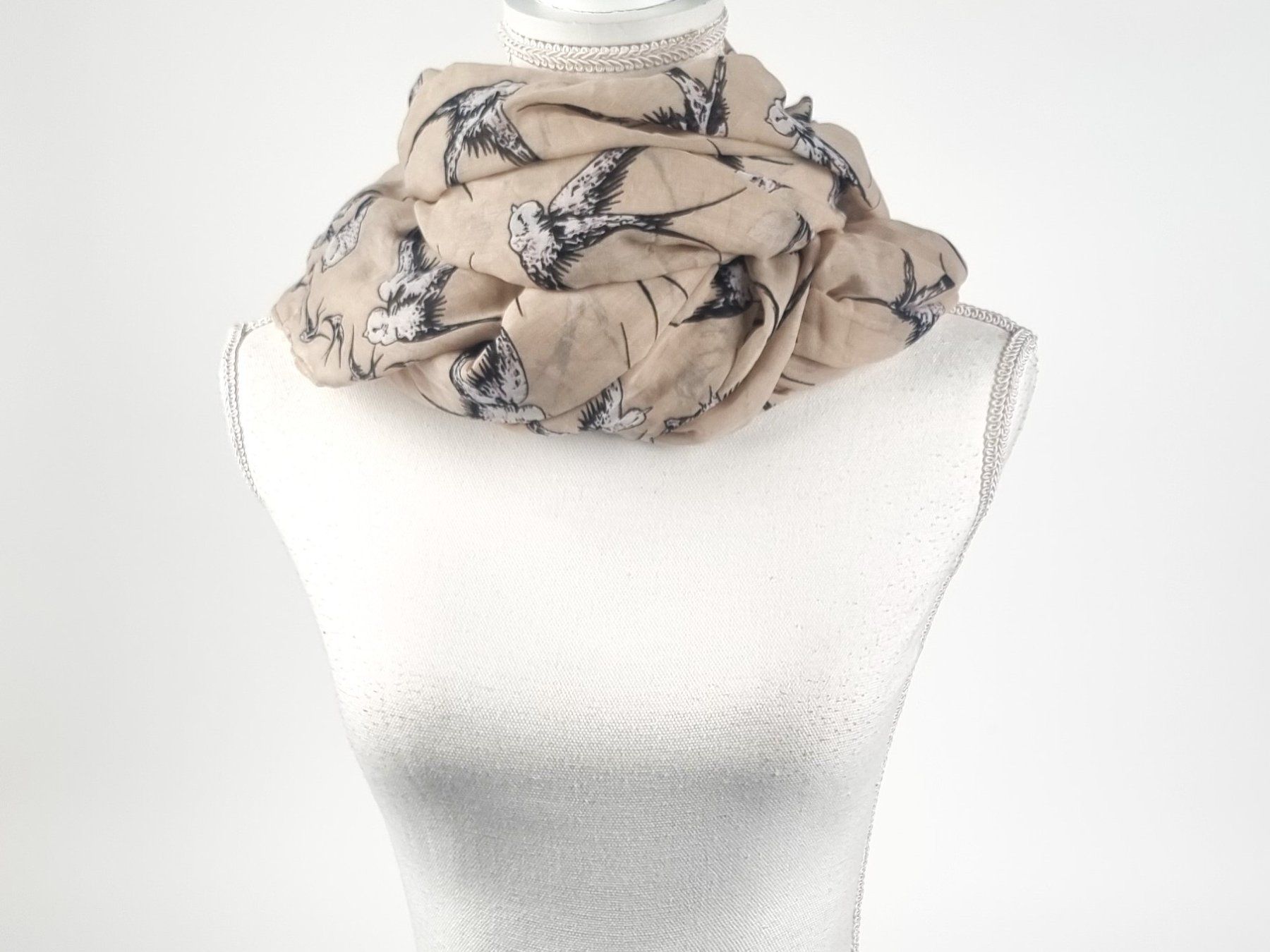 Foulards & écharpes: Schlauchschal mit Vogelsujet – D'occasion à Urtenen-Schönbühl par Restwert_Schoenbuehl 1