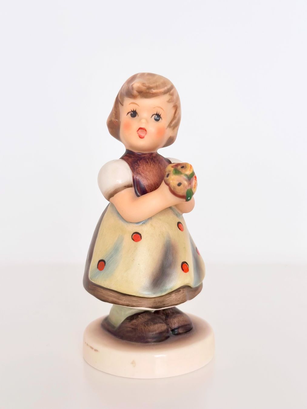 Hummel Figuren: Wunderschöne Goebel Hummel Figur Mädchen mit Blumenstrauss – Gebraucht aus Steinen von SputnikSweetheart 5