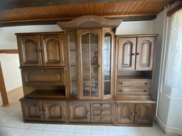 Grand buffet rustique en bois avec vitrine état usagé