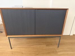 Modernes Sideboard / Kommode aus Nussbaum – sehr guter Zusta