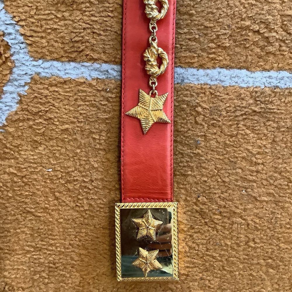 Escada Cinture: Escada Red Leather Belt w/ Stars & Chains – Usato da Buchrain venduto da Mr.Kim 3