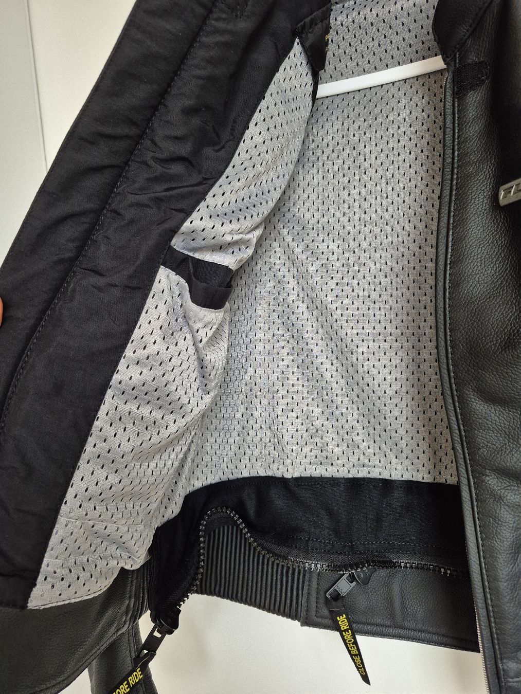 FLM Giacche: Schwarze Motorradjacke – Usato da Herzogenbuchsee venduto da Blacky_90 2
