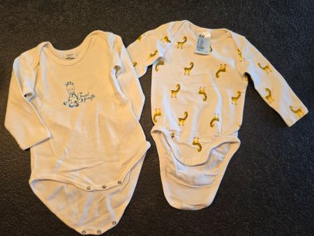 2 Langarm Bodys Grösse 62/68 beide mit Giraffen Motiven