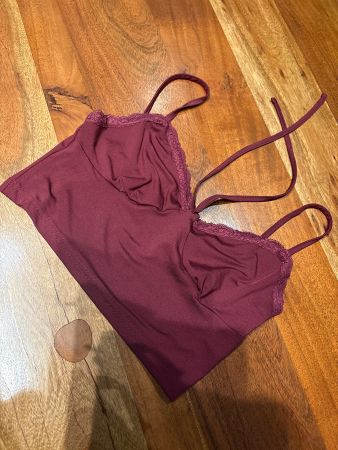 Bordeaux rotes Top mit Spitze, Grösse M, Neuwertig