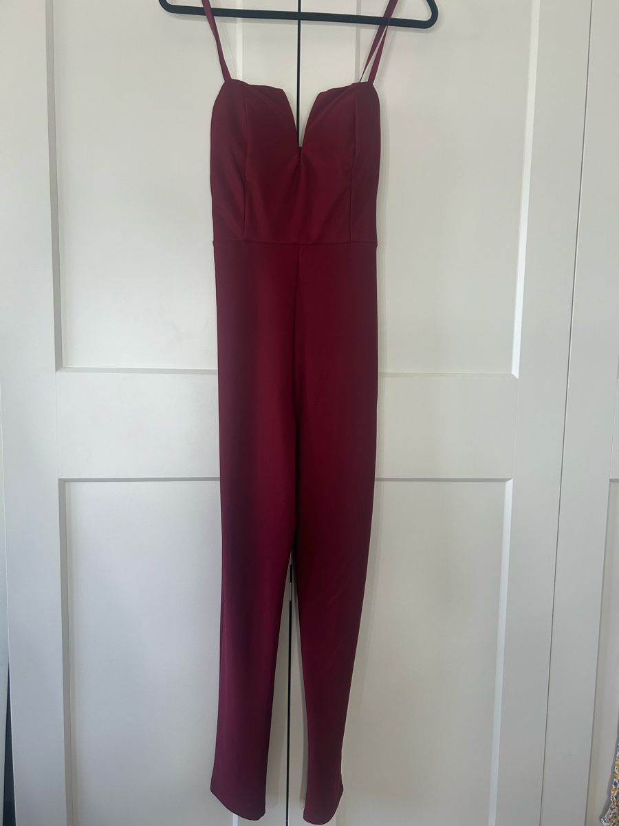 Jumpsuits: Burgundy spaghetti strap jumpsuit – Neu (gemäss Beschreibung) aus Winterthur von sel_g95h