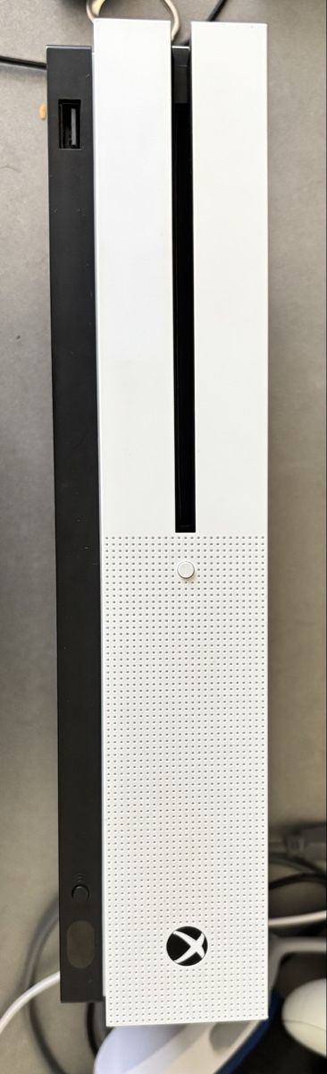 Microsoft Consoles: Xbox One S Konsole mit 2 Controllern und Headset – D'occasion à Baar par nic_7hrl 1