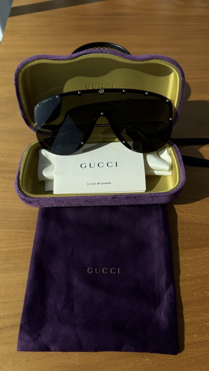 Gucci Occhiali & Lenti: Original Gucci sunglasses black visor style with studs – Usato da Frauenfeld venduto da eun_275d 2