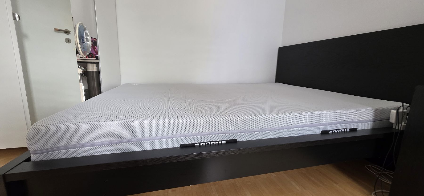 Ikea Letti: MALM Bett + Bett1 Matratze – Usato da Zürich venduto da hug_2qgy 1