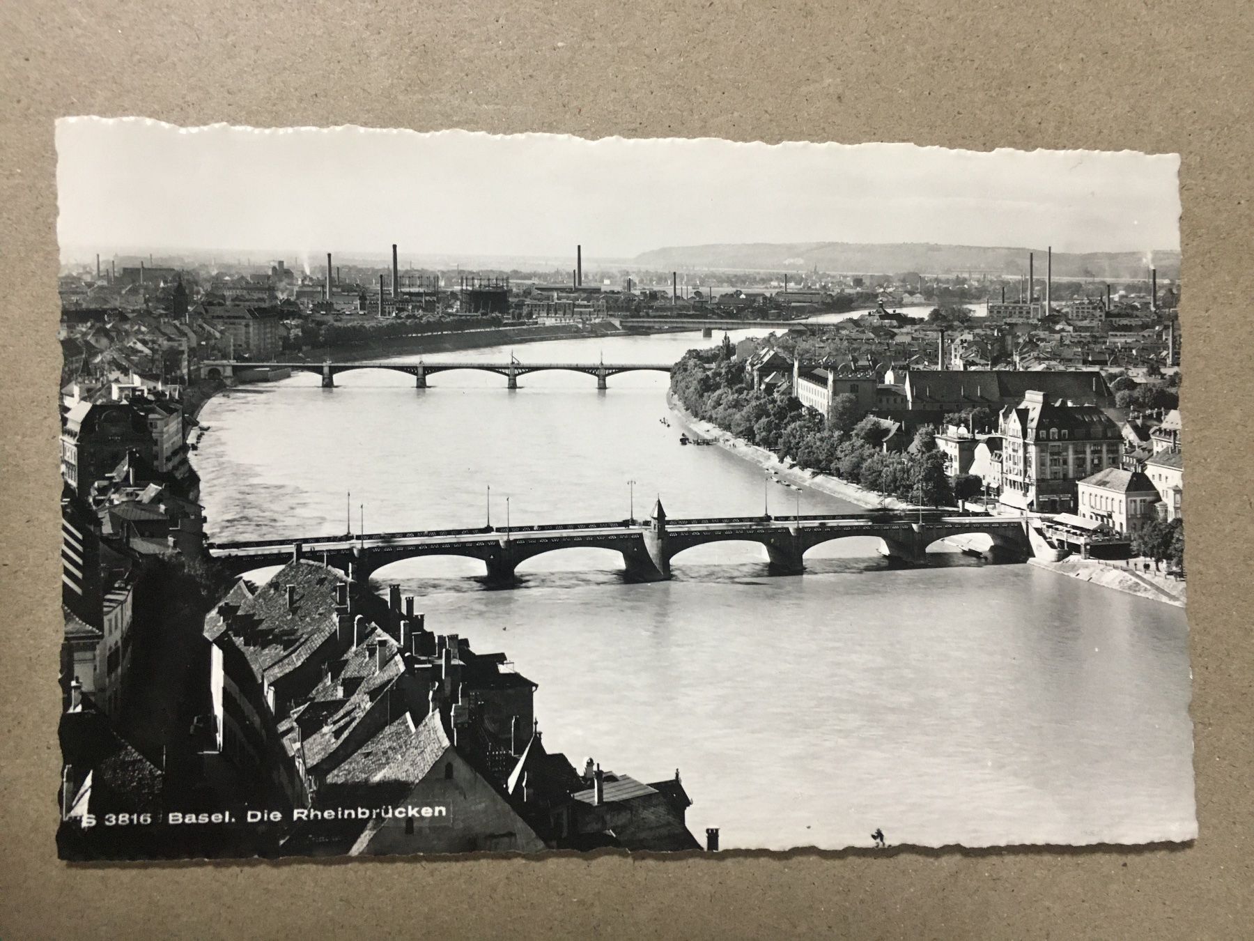 Cartoline postali: Basel mit den Rheinbrücken s/w Karte – Usato da Küttigen venduto da Melisch1000