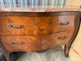Commode marquetée avec plateau en marbre occasion