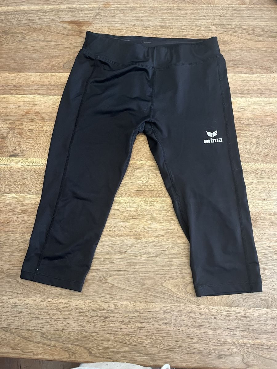 Lotti di vestiti: Sportkleidung Grösse S-M – Usato da Weesen venduto da D0101D 2