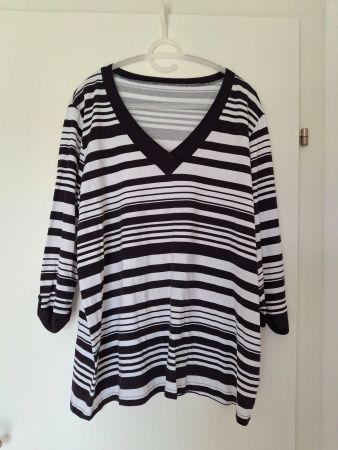 Schwarzes-weisses Streifen-Shirt mit V-Ausschnitt, C&A