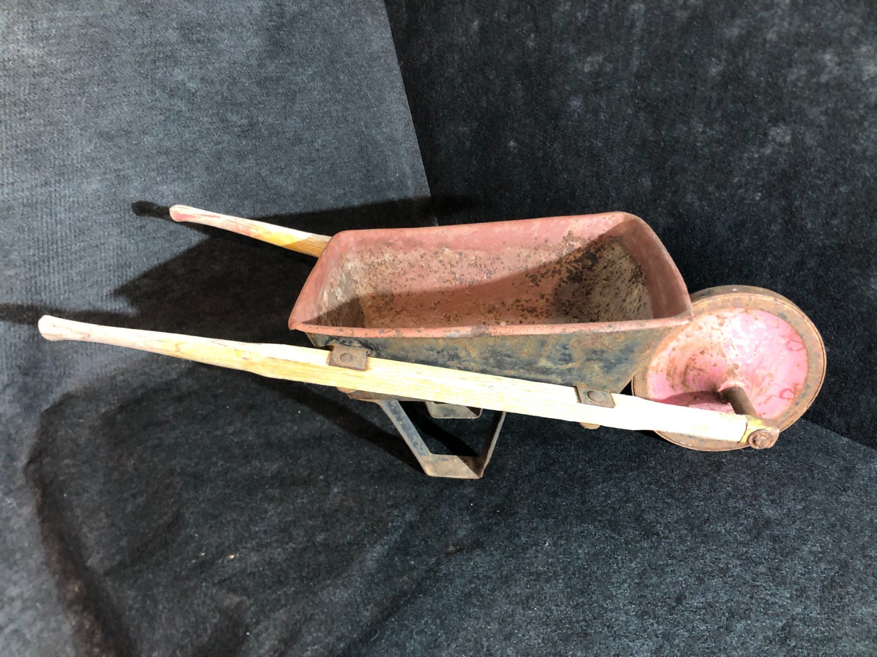 Tutti gli attrezzi: Petite brouette ancienne. – Usato da Saignelégier venduto da Dubois_Vintage 1