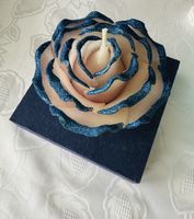 Handgemachte blaue Glitzer-Rosenkerze, neuwertig!