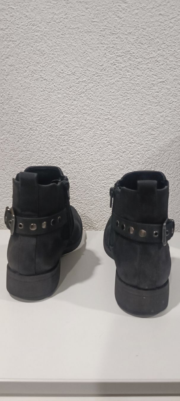 Scarpe da donna: Schwarze Winterstiefeletten Gr. 38 – Usato da Zürich venduto da Sherin 1