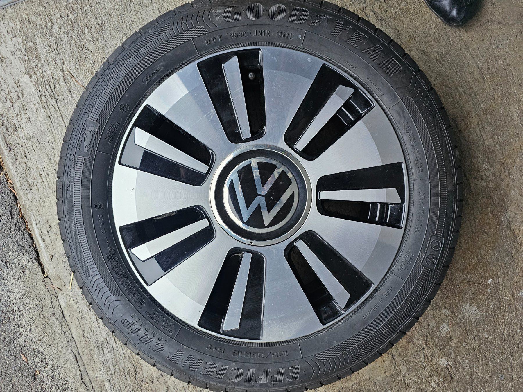 Volkswagen Pneus & Kompletträder: VW Up Sommerräder 15 zoll – Gebraucht aus Kaltbrunn von gello1991 1