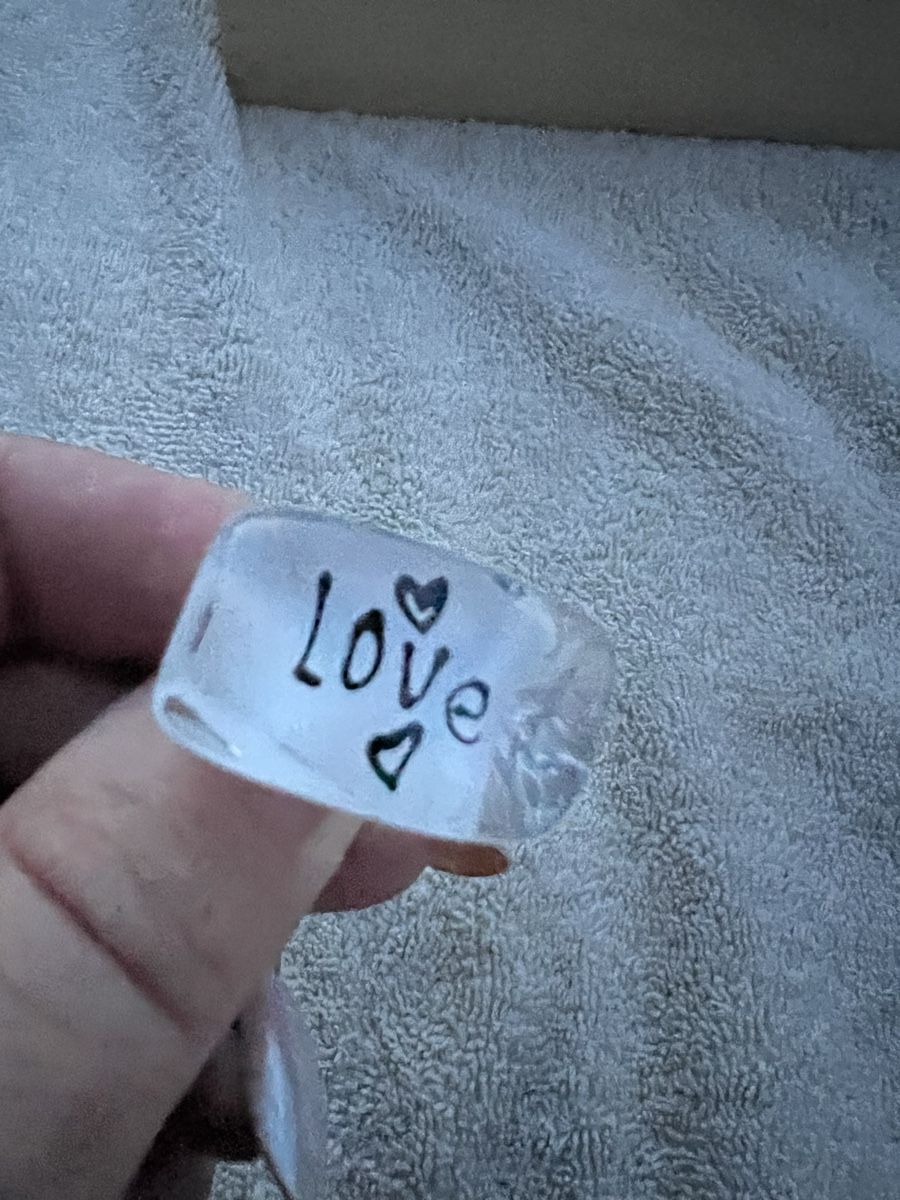 Anelli: Transparenter Ring mit "Love" Schriftzug, Grösse 18 mm – Nuovo e nell'imballaggio originale da Rorschach venduto da lvi_p29s