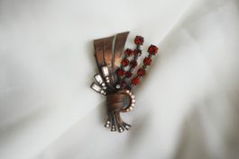 Art-Déco Brosche mit rotem Strass und Patina